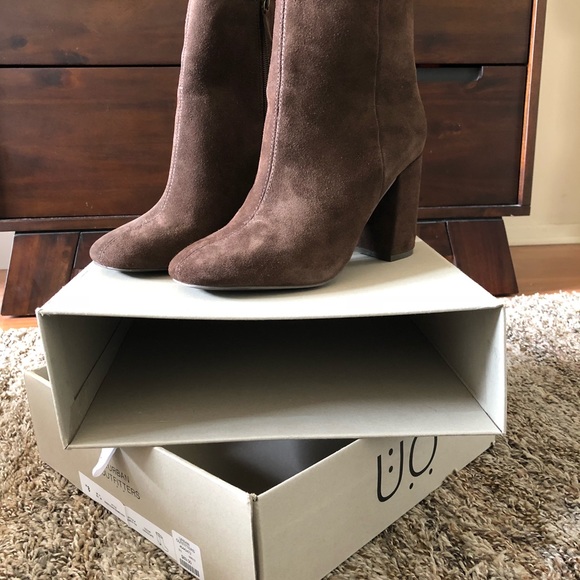 NWT! Urban Outfitters Suede Heeled Boot! - Picture 6 of 8